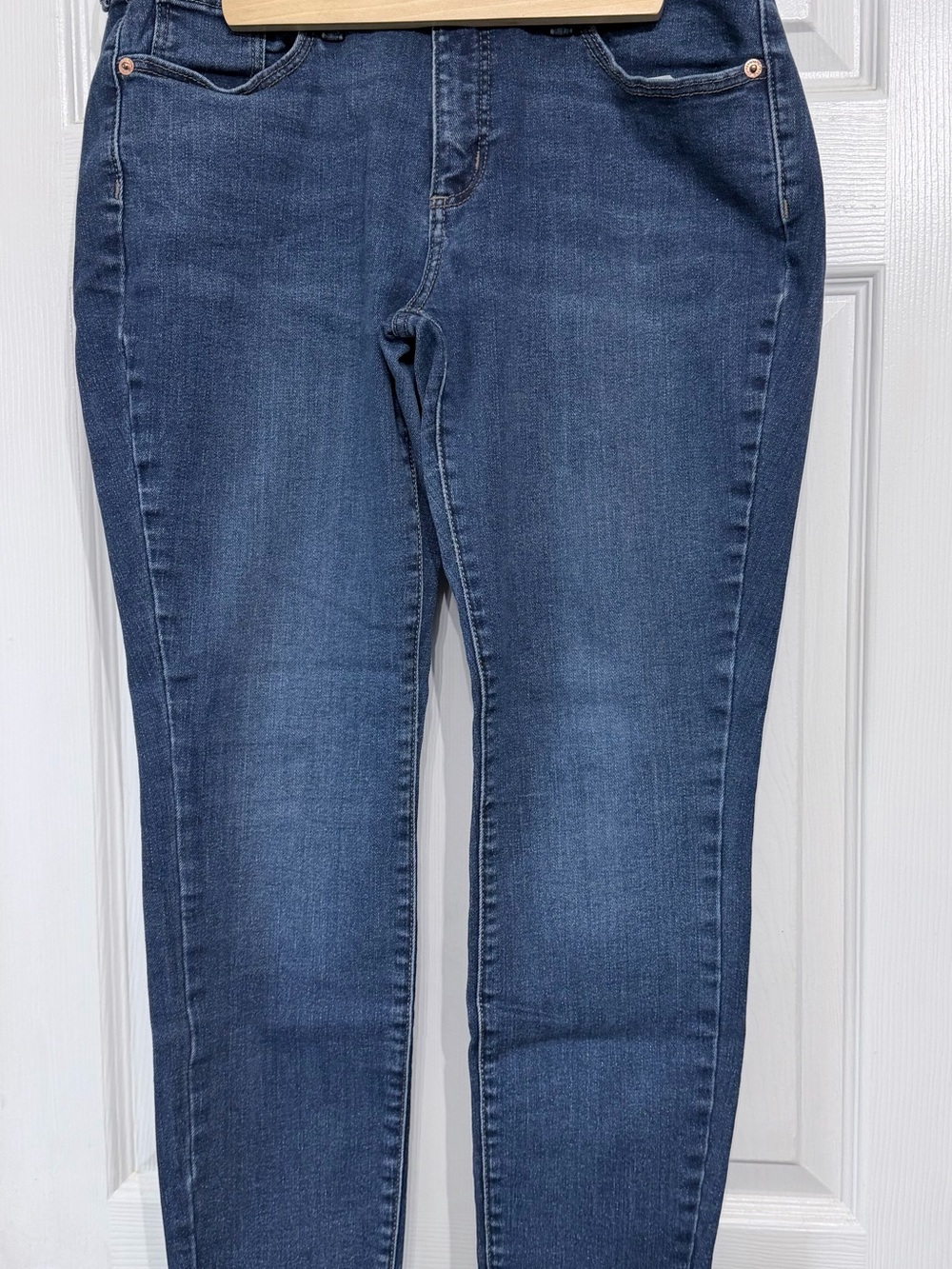 Universal Thread Women's Skinny Jeans in Medium Blue Wash